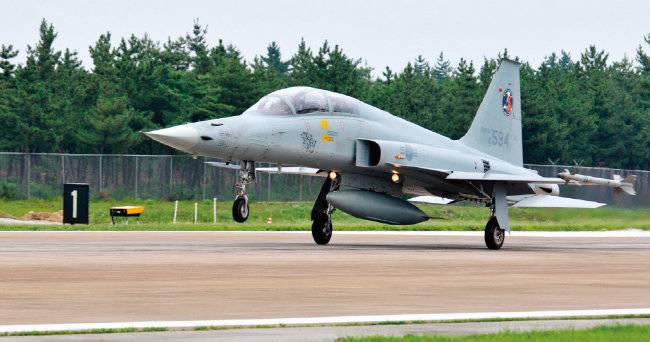 냉전 시대에 활약한 미국 F-5 전투기. [사진 제공 · 공군]