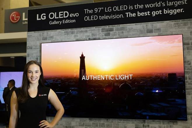 LG전자가 미국 댈러스에서 열린 영상가전 전시회 CEDIA 2022에 참가해 혁신 TV 신제품을 대거 소개했다. LG전자 모델이 최근 북미 시장에 출시된 97형 올레드 TV를 소개하고 있다.
[LG전자 제공. 재판매 및 DB 금지]