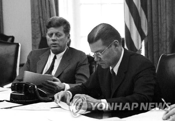 쿠바 미사일 위기 당시 케네디 미국 대통령(왼쪽)과 맥나마라 국방장관 [위키피디아 캡처. 재판매 및 DB 금지]
