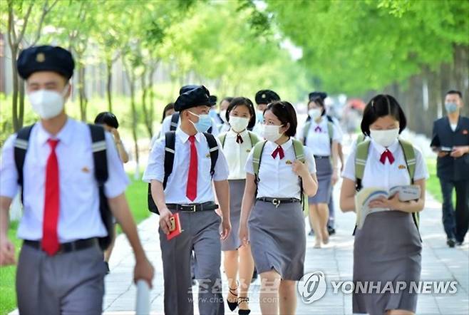 북한 대학생들의 교복 [평양 조선신보 연합뉴스 자료사진.국내에서만 사용가능. 재배포 금지]