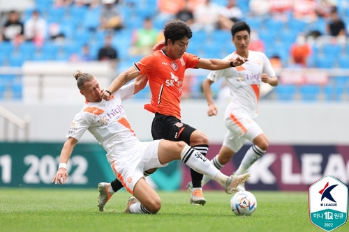 경합하는 제주 서진수(가운데)와 강원 케빈(왼쪽). [한국프로축구연맹 제공. 재판매 및 DB 금지]