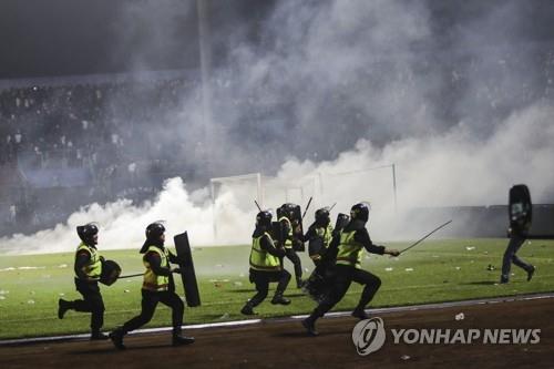 '관중 난입'으로 참사가 빚어진 인니 동부 자바주의 축구장. [EPA 연합뉴스 자료사진. 재판매 및 DB 금지]