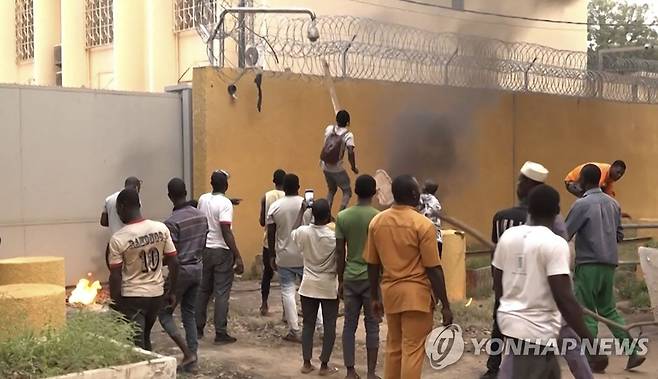 부르키나파소 수도 와가두구의 프랑스 대사관 앞에서 시위를 벌이는 쿠데타 지지자들. [AFP 연합뉴스 자료사진. 재판매 및 DB 금지]