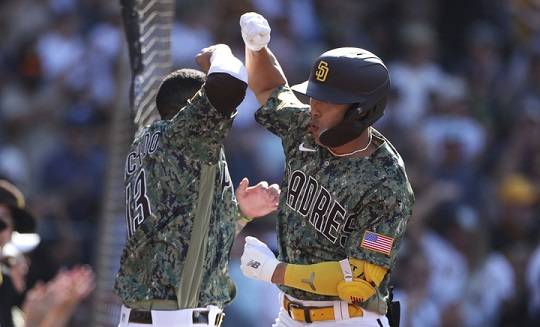 샌디에이고 김하성이 3일 미국 캘리포니아주 샌디에이고 펫코파크에서 열린 시카고 화이트삭스전에서 7회 홈런을 친 뒤 축하를 받고 있다. (사진: 뉴시스)