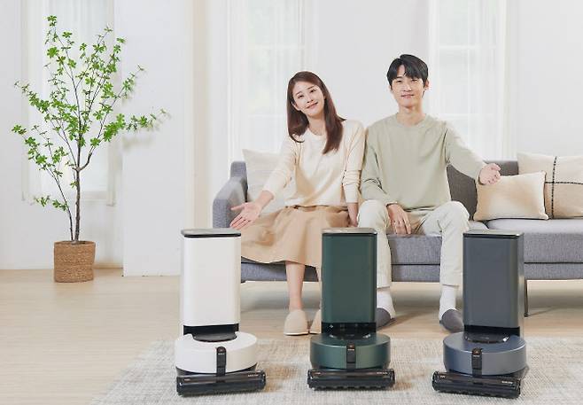 LG전자가 먼지통을 자동으로 비우고 UVC(자외선) LED로 먼지 표면의 세균 증식을 억제하는 신개념 청소기거치대 ‘올인원타워’를 결합한 프리미엄 로봇청소기 ‘코드제로 오브제컬렉션 R9’ 신제품을 10월 중 출시한다. 사진 왼쪽부터 카밍 베이지, 카밍 그린, 아이언그레이 색상의 신제품. (사진=LG전자)