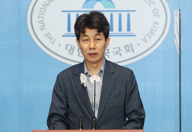 서해 공무원 사망사건 TF 위원을 맡았던 윤건영 더불어민주당 의원이 지난 7월 15일 국회 소통관에서 최종 결과 보고 기자회견을 하고 있다. (사진=뉴시스)