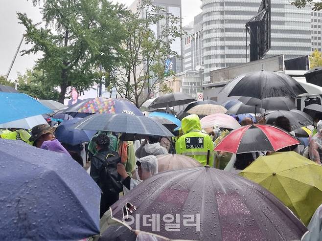 3일 서울 종로구 동화면세점 앞 개천절 집회에 참가하는 자유통일당 회원들로 도로가 가득 차 있다.(사진=조민정 기자)