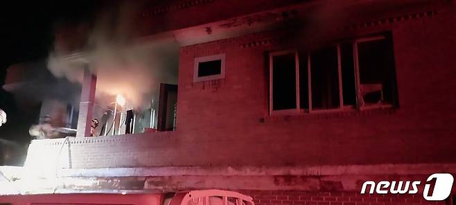 화재가 발생한 주택(경남도소방본부 제공).