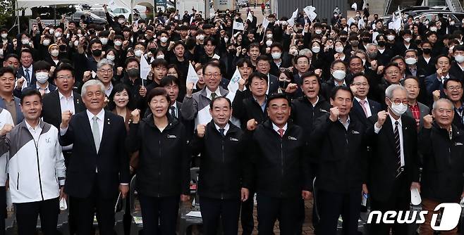 지난달 28일 오후 울산 중구 울산종합운동장에서 열린 제103회 전국체육대회 울산 선수단 결단식에서 김두겸 울산시장, 김기환울산시의장, 이상헌 의원, 노옥희 울산교육감, 김석기 울산시체육회장, 선수단 등이 파이팅을 외치고 있다. 코로나19 여파로 3년 만에 정상적으로 열리는 이번 제103회 전국체육대회는 10월7일부터 13일까지 울산에서 개최된다. 2022.9.28/뉴스1 ⓒ News1 윤일지 기자