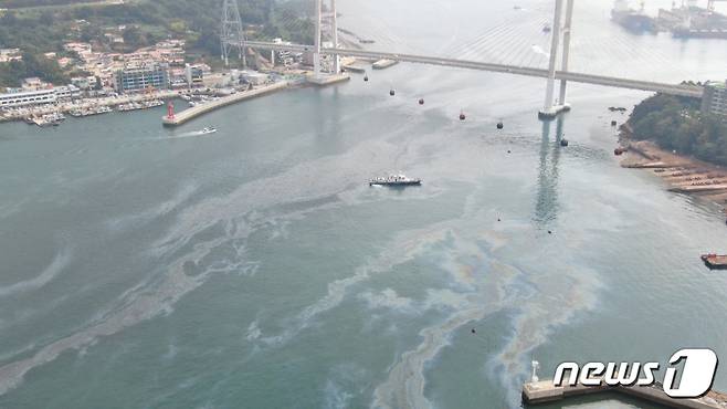(여수=뉴스1) 김동수 기자 = 3일 오전 8시59분쯤 전남 여수시 남산동 장군도~여수해양조선소 앞 해상에서 검은 무지갯빛 기름띠가 보인다는 신고가 접수돼 해경이 긴급방제 작업을 벌이고 있다. (여수해양경찰서 제공) 2022.10.3/뉴스1