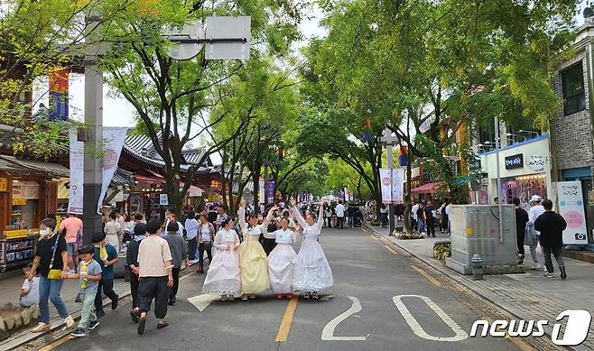 개천절 마지막 연휴인 3일 오후 전북 전주시 한옥마을에 관광객들이 연휴를 즐기고 있다.2022.10.3/ⓒ 뉴스1 강교현기자