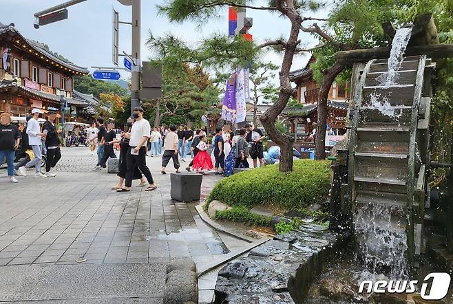 개천절 마지막 연휴인 3일 오후 전북 전주시 한옥마을에 관광객들이 연휴를 즐기고 있다.2022.10.3/ⓒ 뉴스1 강교현기자