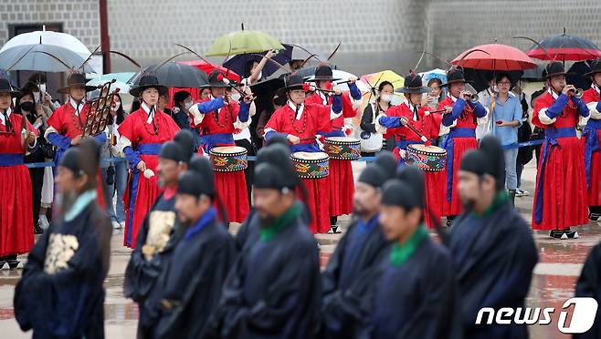 전국 수문장들이 3일 오후 서울 경복궁 흥례문 광장에서 수문장 임명의식 특별행사를 진행하고 있다. 2022.10.3/뉴스1 ⓒ News1 박지혜 기자