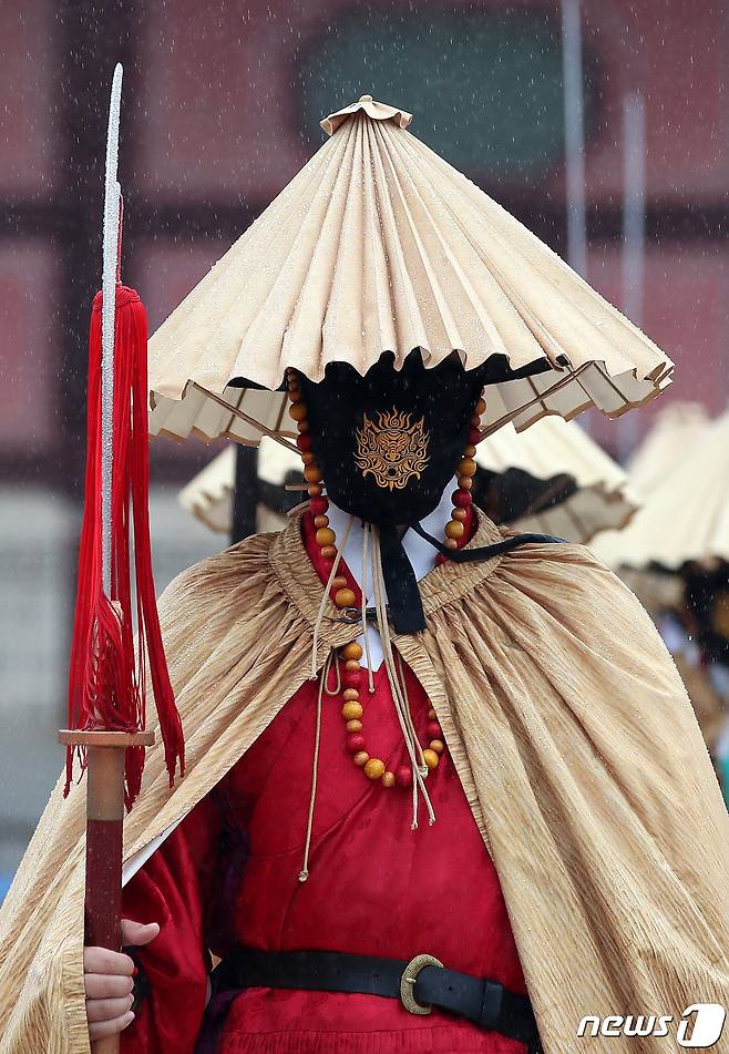 전국 수문장들이 3일 오후 서울 경복궁 흥례문 광장에서 수문장 임명의식 특별행사를 진행하고 있다. 2022.10.3/뉴스1 ⓒ News1 박지혜 기자