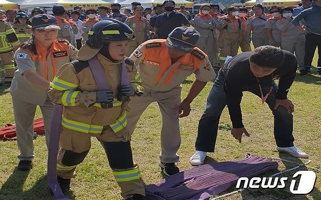 3일 제주도소방안전본부에 따르면 제주동부소방서 우도 여성의용소방대원인 윤순열씨(왼쪽 두 번째)가 지난달 27일부터 사흘 간 중앙소방학교에서 열린 제35회 전국 소방기술경연대회에 제주대표로 출전, 여자 호스끌기 종목에서 전국 1위를 차지했다. 윤씨는 지난달 7일 제주시 우도앞바다에서 조업을 하던 중 의식을 잃은 동료해녀를 구한 바 있다.(제주도소방안전본부 제공)/뉴스1