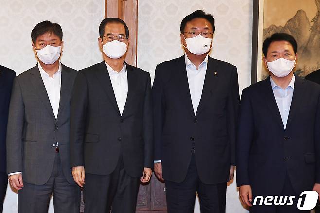 한덕수 국무총리(왼쪽 두 번째)가 3일 오후 서울 종로구 총리공관에서 열린 제5차 고위당정협의회에서 참석자들과 기념 촬영을 하고 있다. 왼쪽부터 김대기 대통령 비서실장, 한 총리, 정진석 국민의힘 비상대책위원장, 성일종 정책위의장. 2022.10.3/뉴스1 ⓒ News1 국회사진취재단