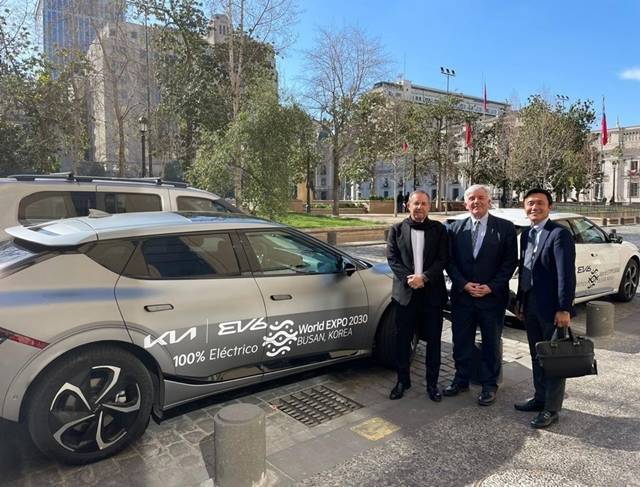지난달 21일 이수영 기아 중남미권역본부장과 파트리시오 포웰 칠레 외교부 아태국장이 2030 부산세계박람회 로고가 랩핑된 기아 EV6 앞에서 기념촬영을 하고 있다. 이수영 기아 본부장, 파트리시오 포웰 국장, 마우리시오 부드닉 기아 칠레 대리점 대표(오른쪽부터). /현대자동차그룹 제공