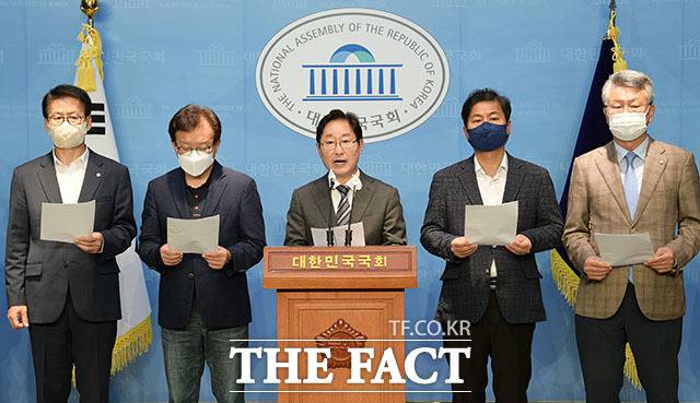 '감사원의 문재인 전 대통령 조사'와 관련해 윤건영 더불어민주당 등 의원 17명이 기자회견 갖고 성명을 발표했다. 이 자리에서 윤건영 의원은 문 전 대통령에게 감사원 서면조사와 관련해 "대단히 무례하다"는 문 전 대통령의 입장을 전달했다. /더팩트 DB