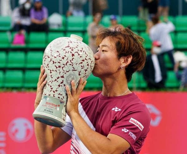 코리아오픈 트로피에 입맞추는 니시오카(사진/코리아오픈)