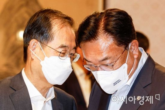 한덕수 국무총리와 정진석 국민의힘 비상대책위원장이 3일 서울 종로구 총리공관에서 열린 고위당정협의회에 참석해 의견을 나누고 있다./강진형 기자aymsdream@
