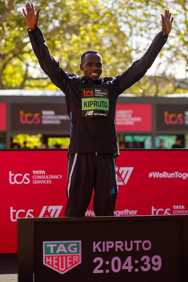 런던마라톤 남자부에서 케냐의 아모스 키프루토가 2시간 4분 39초로 우승했다./신화 연합뉴스