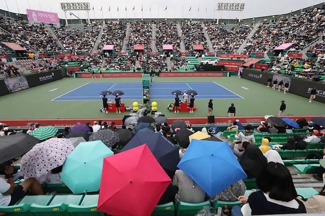 2일 서울 송파구 올림픽공원 테니스코트에서 열린 '남자프로테니스(ATP) 투어 유진투자증권 코리아오픈' 복식 결승전에 비가 내려 잠시 경기가 중단되고 있다./뉴스1 제공