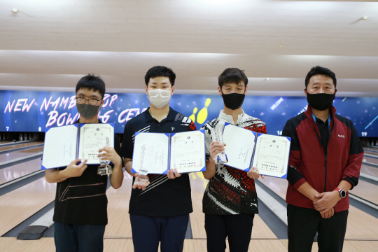 임민기 선수(왼쪽에서 첫 번째)가 '2022 대한장애인체육회장배 전국장애인볼링대회' 지적장애(TPB4) 남자 부문에서 은메달을 획득하고 기념촬영을 하고 있다. 사진=세종시 제공