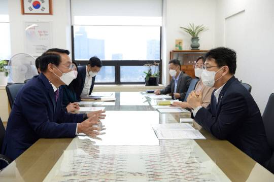 이용록 홍성군수(사진 왼쪽)가 문화재청을 찾아 문화재 현안을 적극 피력, 국비확보에 나섰다. 사진=홍성군 제공