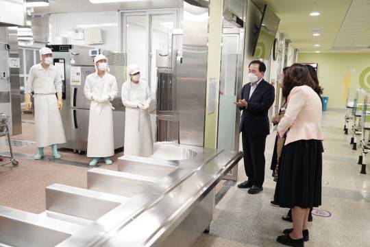 김지철 교육감은 최근 예산꿈빛학교 급식실을 찾아 위생 및 방역안전분야 점검을 하고, 코로나19의 어려운 상황에서도 학생들을 위한 건강한 식단 제공에 최선을 다하는 급식관계자들의 노고를 격려했다. 사진=충남교육청 제공