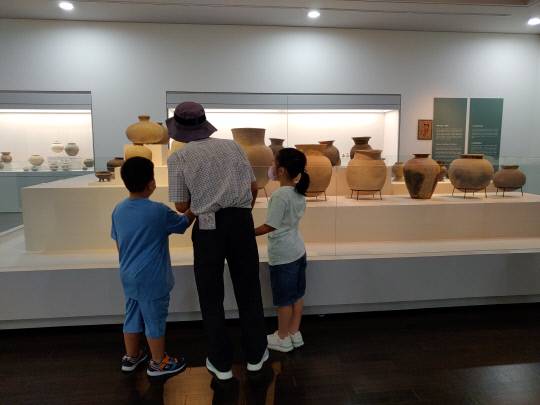 청양 남양초등학교 학생들이 역사 유적지와 문화체험기관을 찾아 떠나는 역사탐방 체험학습 프로그램에 참여하고 있다. 사진=충남교육청 제공.