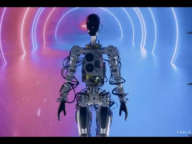 테슬라가 30일(현지시간) 휴머노이드 로봇 '옵티머스'의 시제품을 공개했다. 테슬라 공식 유튜브 캡처