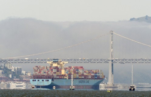 샌프란시스코 앞바다에 정박중인 컨테이너선. <EPA=연합뉴스>