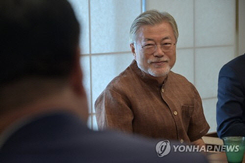문재인 전 대통령이 지난 8월 29일 경남 양산시 평산마을 사저에서 이재명 대표 등 더불어민주당 신임 지도부의 예방을 받고 대화하고 있다. [더불어민주당 제공, 양산=연합뉴스]