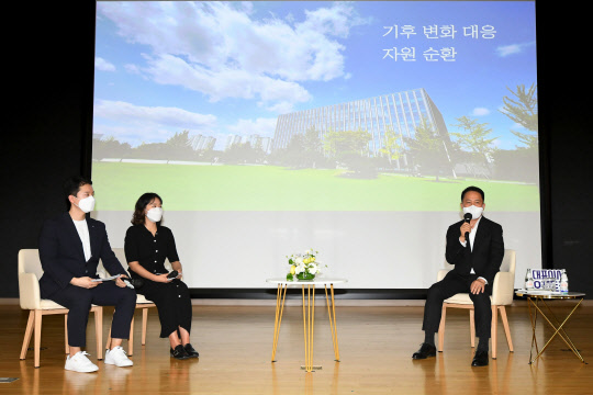 최윤호(오른쪽 첫번째) 삼성SDI 대표가 천안사업장에서 열린 임직원 소통 간담회 '오픈토크'에서 환경경영을 강조하고 있다. <삼성SDI>