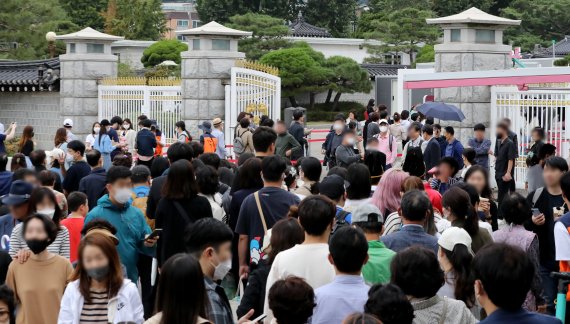 2일 서울 종로구 청와대를 찾은 시민들이 경내에 들어가기 위해 줄을 서고 있다. 문화재청은 이날 오전 10시 35분 청와대 개방 146일 만에 누적 관람객이 200만 명을 돌파했다고 밝혔다. /사진=뉴스1