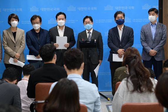 박범계 더불어민주당 윤석열 정권 정치탄압대책위원회 위원장을 비롯한 의원들이 3일 오전 서울 여의도 국회 소통관에서 가진 '감사원의 문재인 전 대통령 조사'와 관련한 기자회견을 마친 후 취재진 질문에 답변하고 있다. 사진=박범준 기자