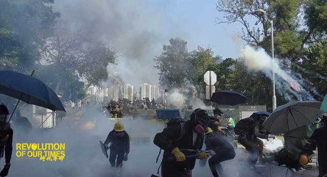'시대혁명'은 2019년 민주화 시위에 참여한 홍콩 시민들의 영상물들을 활용해 만들어졌다. 명보아트시네마 제공
