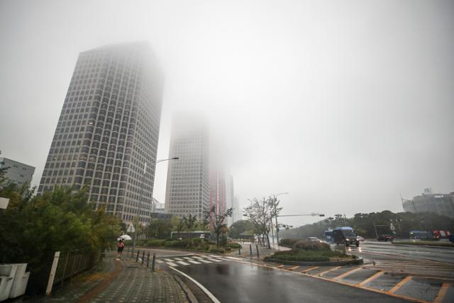 전국적으로 비가 내리는 3일 오전 서울 마포대교에서 바라본 도심이 뿌옇게 보인다. 뉴시스