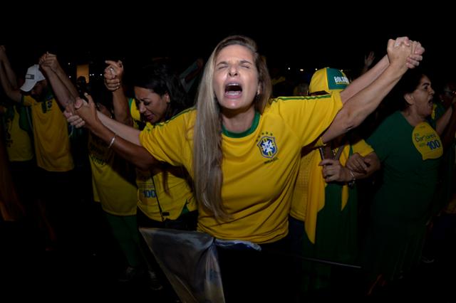 자이르 보우소나루 브라질 대통령 지지자들이 2일(현지시간) 투표 결과를 기다리며 기도하고 있다. 브라질리아=AP 연합뉴스