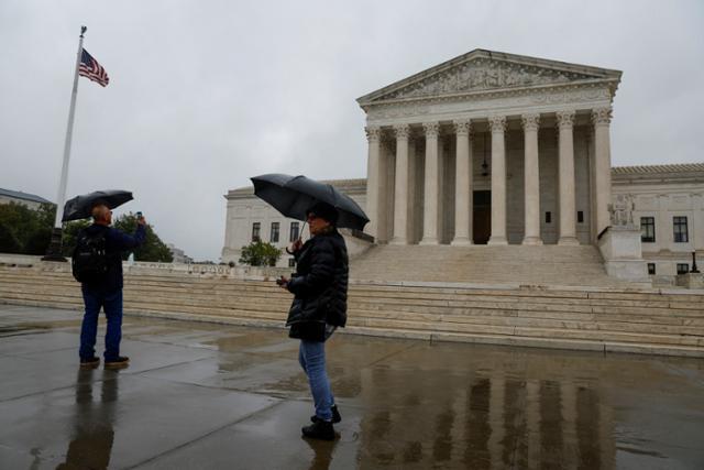 2일(현지시간) 미 워싱턴에 있는 대법원 앞에서 관광객들이 사진을 찍고 있다. 로이터 연합뉴스