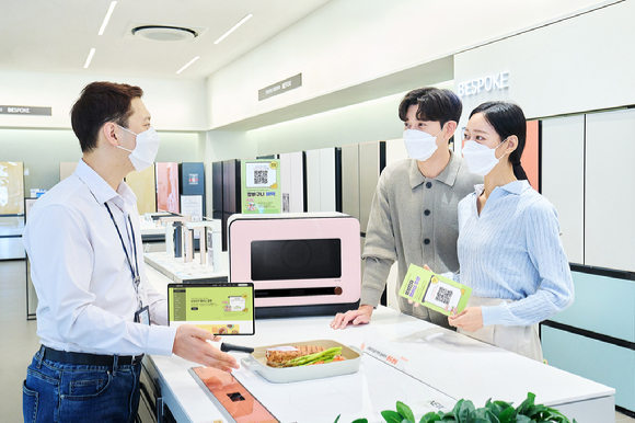 삼성 디지털프라자 강남본점에서 판매직원이 구매 고객에게 '삼성전자 멤버십 플랜'을 소개하고 있는 모습. [사진= 삼성전자]
