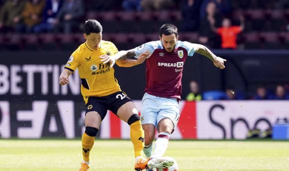 울버햄튼의 황희찬(왼쪽)을 지난해 8월 영입한 브루느 라즈 감독이 성적 부진을 이유로 구단에서 해임됐다. [사진=뉴시스]