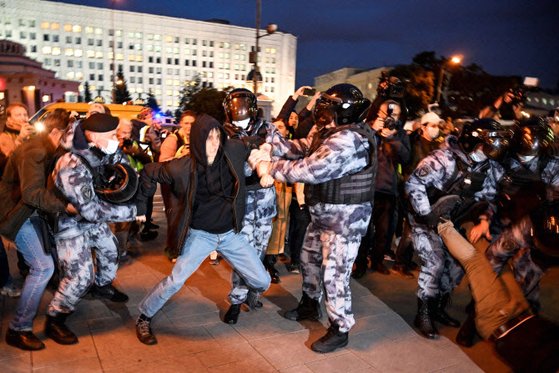 푸틴 러시아 대통령이 지난달 21일 예비군 동원령을 발표한 직후 러시아 곳곳에서 반대 시위가 벌어지고 있다. [AFP=연합뉴스]