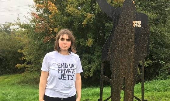 티셔츠에는 '영국에서 자가용제트기를 끝내자'라고 적혀있다. 그가 속한 환경운동단체의 이름이기도 하다. 사진 트위터 캡처