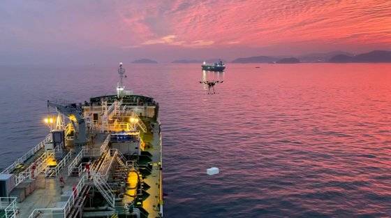 해양드론기술 드론이 배달 물품을 매단 채 선박에 접근하고 있다. 사진 해양드론기술