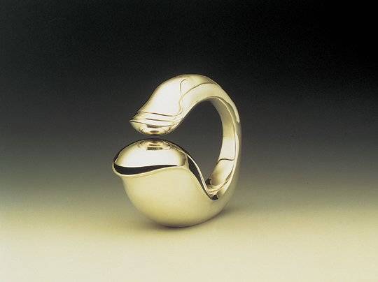 유리지 공예가가 1970년대 중반에 제작한 크리머. 은 92.5%. 13x7.4x15cm. [사진 서울공예박물관]