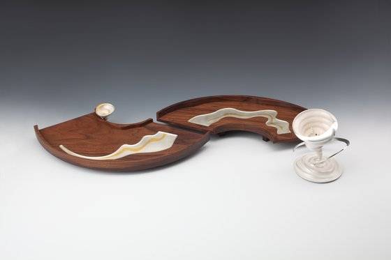 흐르는 물을 주제로 한 '유수', 2010. 은(92.5)과 금부, 호두나무, 옻칠.[사진 서울공예박물관]