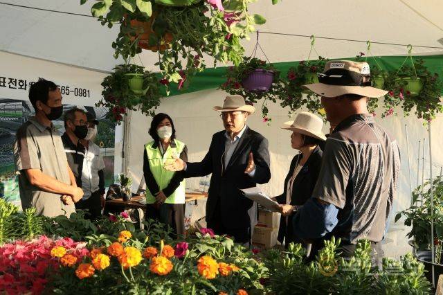 주낙영(사진 가운데) 경북 경주시장이 지난달 30일 황금정원나들이 축제를 둘러보고 있다. 경주시 제공