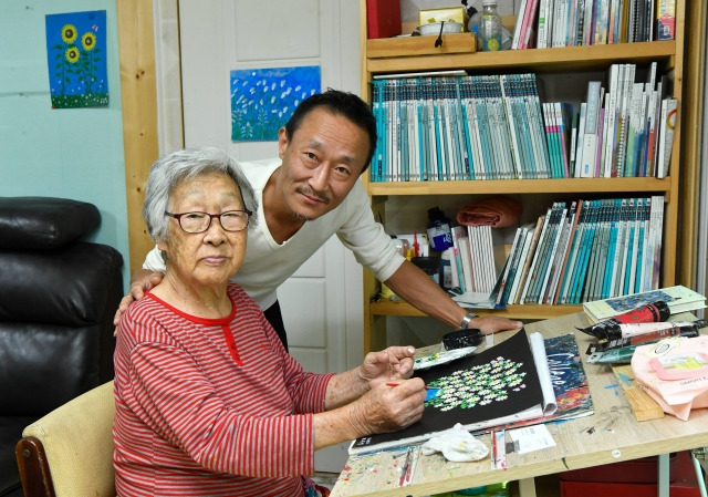 김두엽 할머니가 지난 30일 전남 광양의 자택에서 막내아들인 화가 이현영씨와 함께 그림을 그리는 모습. 광양=신석현 포토그래퍼