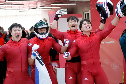 2018년 2월 25일 강원도 평창 슬라이딩센터에서 열린 2018 평창올림픽 봅슬레이 남자 4인승 4차 주행에서 원윤종-서영우-김동현-전정린 조가 은메달을 차지하자 환호하고 있다. 뉴시스